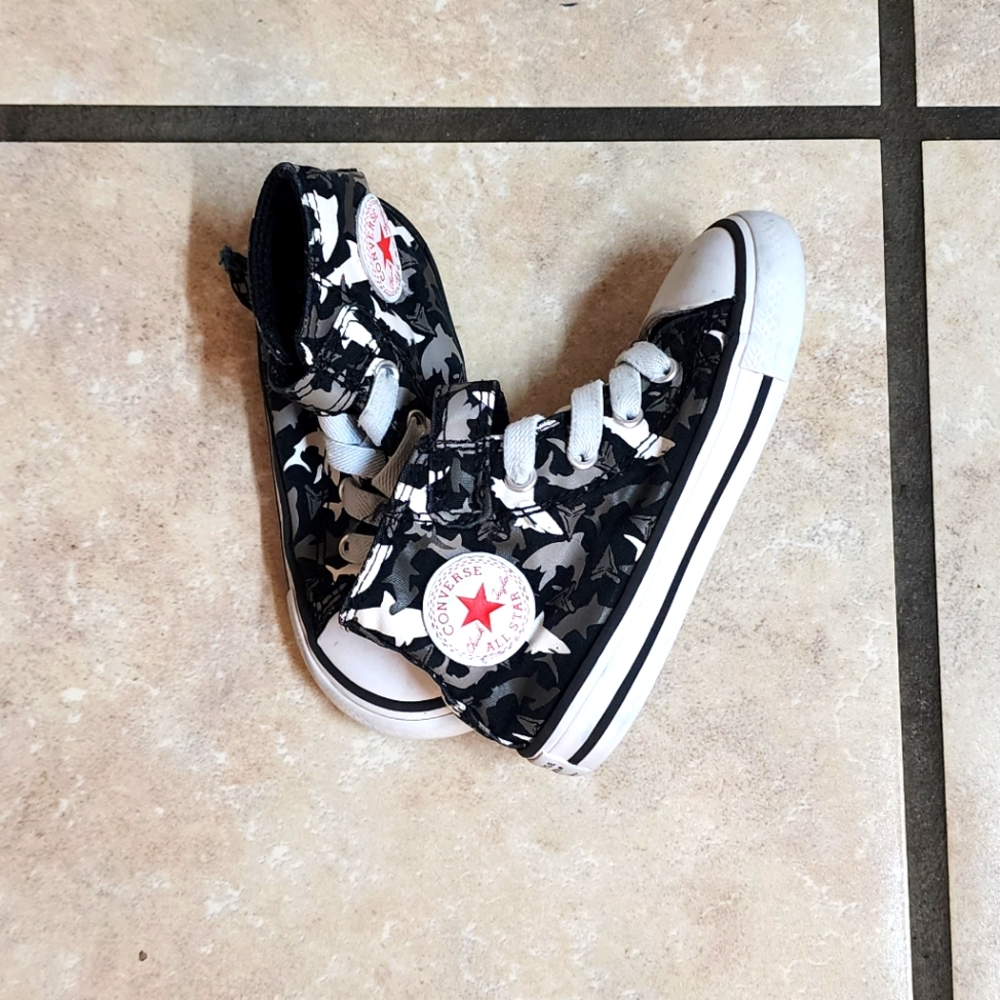 Converse Chuck Taylor Boy Shoes size 7
